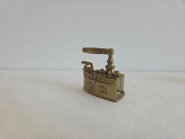 Miniatuur messing strijkijzer