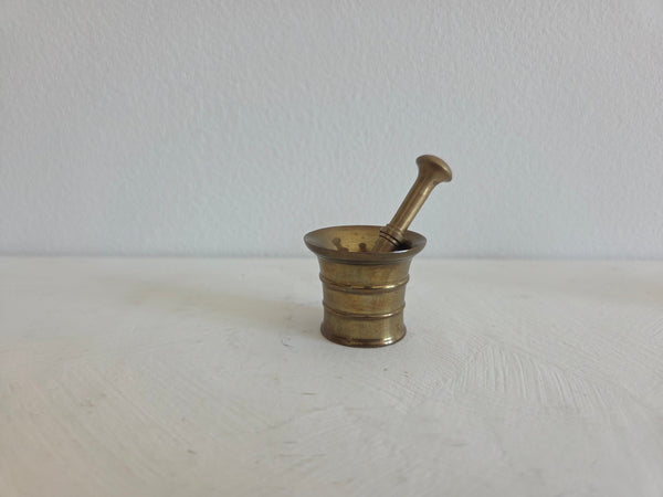 Miniatuur messing vijzel met stamper