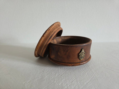 gepolijst terracotta doosje met messing uil op deksel