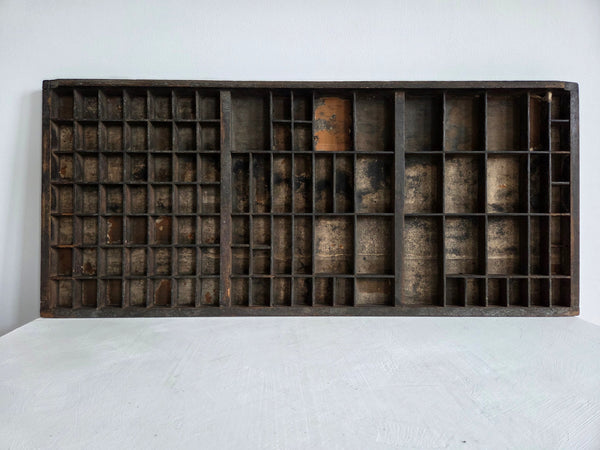 Houten letterbak met 102 vakjes — uit drukkerij