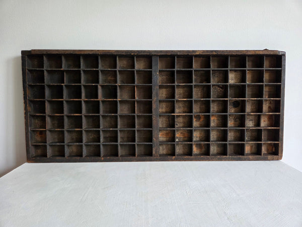 Houten letterbak met 98 vakjes — uit drukkerij