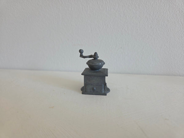 Letterbakminiatuur tinnen koffiemolen